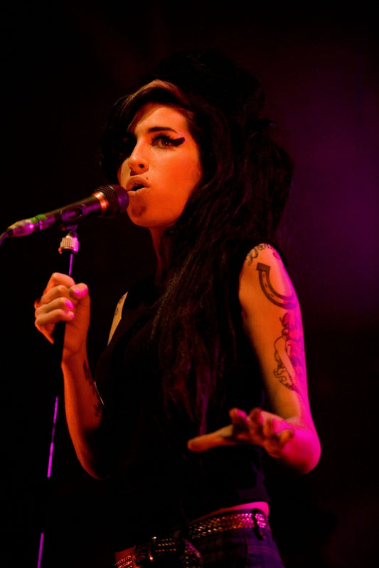 Amy Winehouse - Singing Live with a Dark Backdrop, 2007 Poster (2/2)