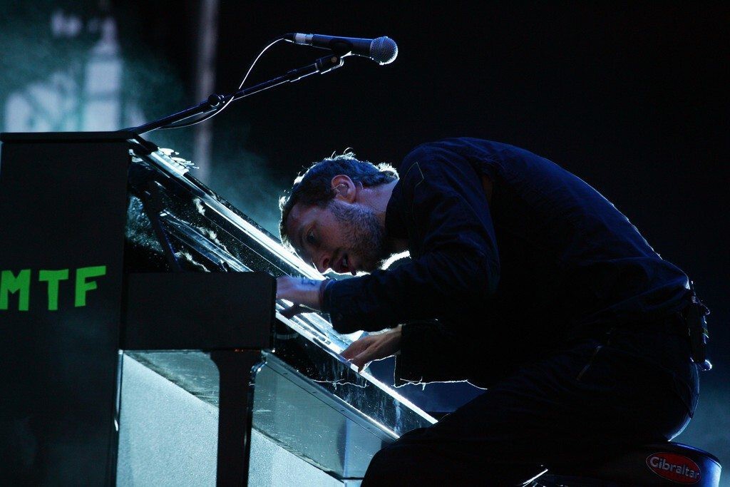 Coldplay - Chris Martin Playing Piano on a Dark Stage, England, 2006 Poster (1/4)