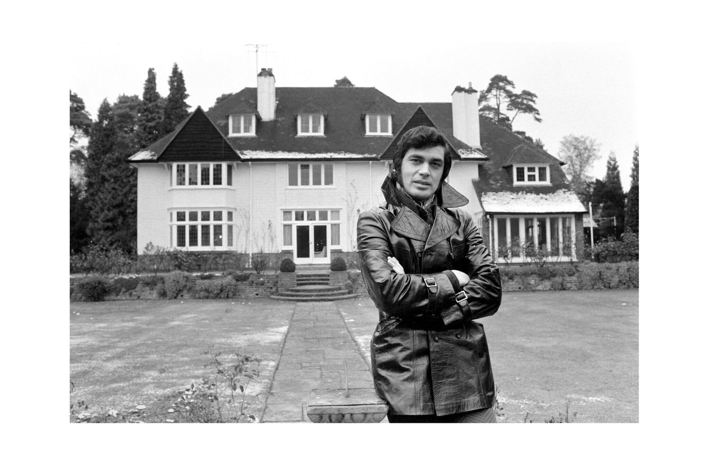 Engelbert Humperdinck - Outside His New Home, 1969 Print 2