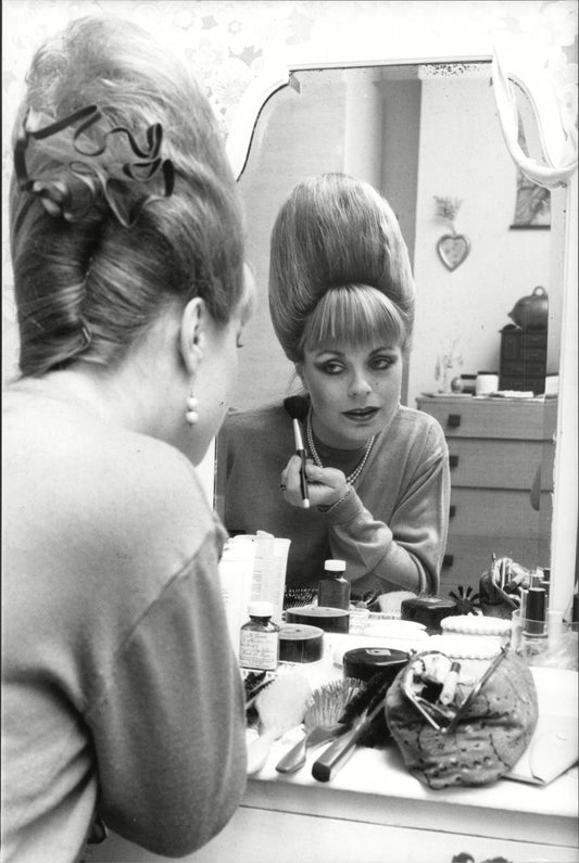 Mari Wilson - Putting on Makeup Backstage, England, 1982 Print