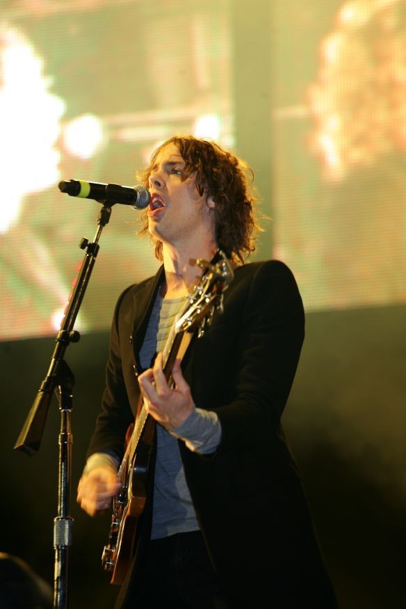 Razorlight - Johnny Borrell Playing and Singing on Stage, England, 2007 Poster (2/5)