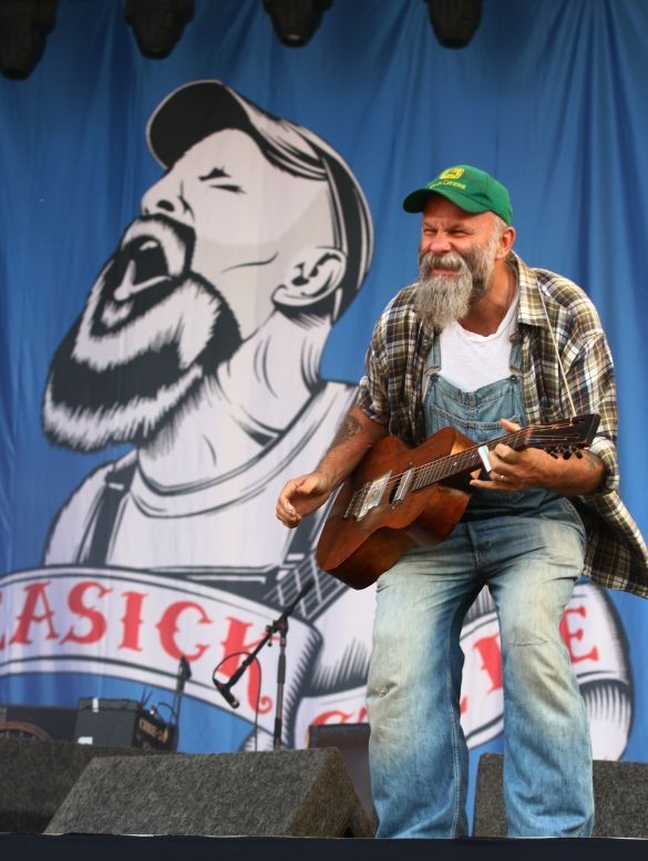 Seasick Steve - On Stage with Banner Backdrop, England, 2008 Poster (1/4)