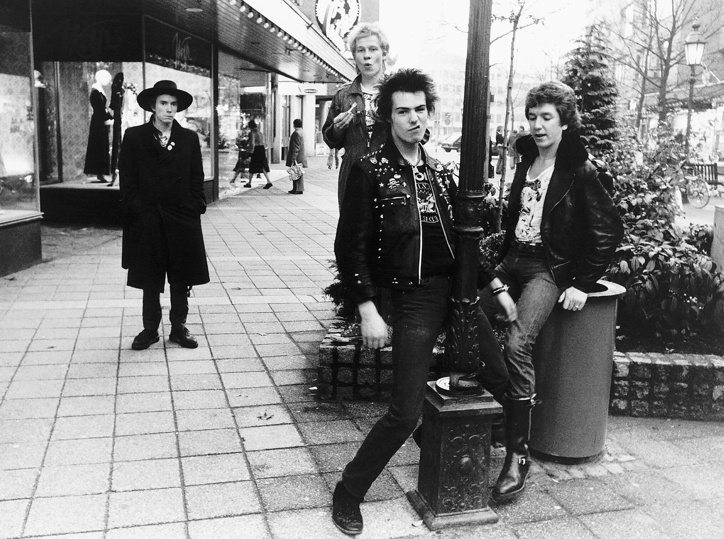 Sex Pistols - Sid Vicious Shags a Lamp Post, Holland, 1977 Print 4