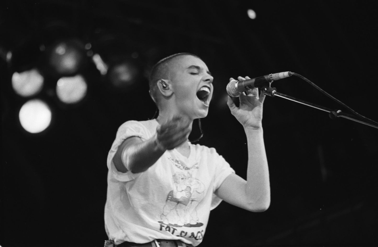 Sinead O'Connor - Singing Live at Glastonbury, England, 1990 Poster (1/2)